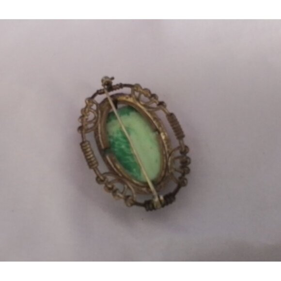 Antique Edwardian 1920's Green Peking Glass Brooch Ornate Filigree & T-Bar Hinge - Picture 2 of 3